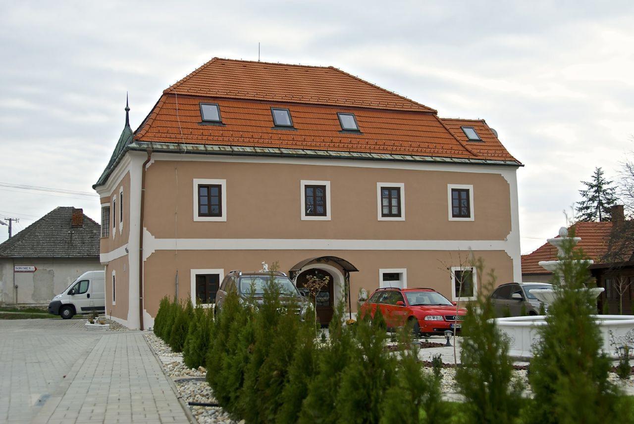 Kastiel Ottlyk Hotel Banovce nad Bebravou Exterior photo